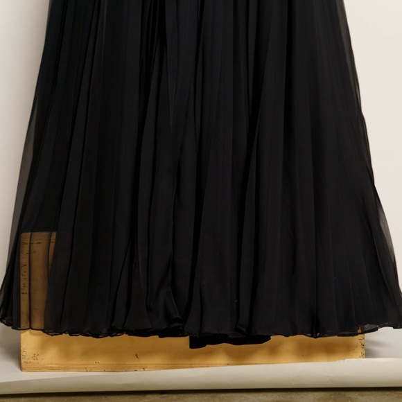 Carmen Marc Valvo Couture beaded, pleated black chiffon gown, fully lined size 2 - Picture 9 of 10